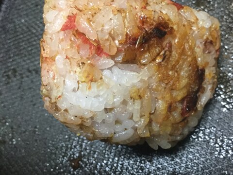 ドライトマトと花カツオの焼きおにぎり